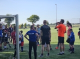 Laatste training S.K.N.W.K. JO8-1 (partijtje tegen de ouders) van maandag 2 juni 2025 (123/123)